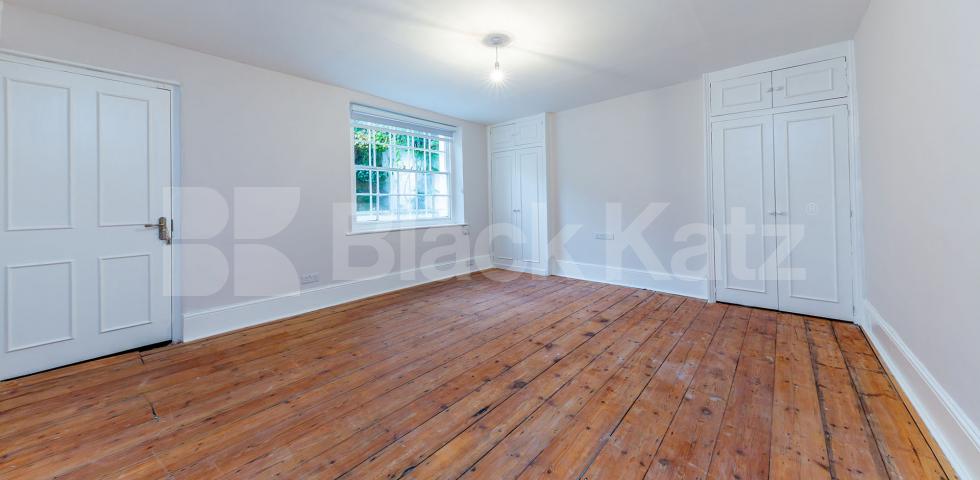 			GARDEN FLAT MINS TO REGENTS PARK!, 2 Bedroom, 1 bath, 1 reception Flat			 Gloucester Crescent, REGENTS PARK/CAMDEN 